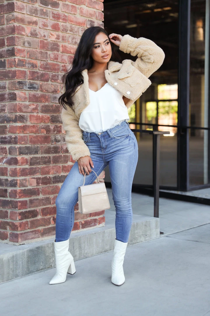 Fashion Nob Influencer Looks Short And Cozy Jacket - Beige 3 Fashion Nob Influencer Looks Short And Cozy Jacket - Beige